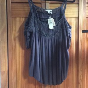 Black cold shoulder top ✨